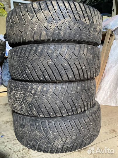 Goodyear UltraGrip Ice Arctic SUV 215/60 R17