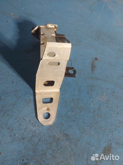 Кронштейн усилителя бампера передний левый Toyota