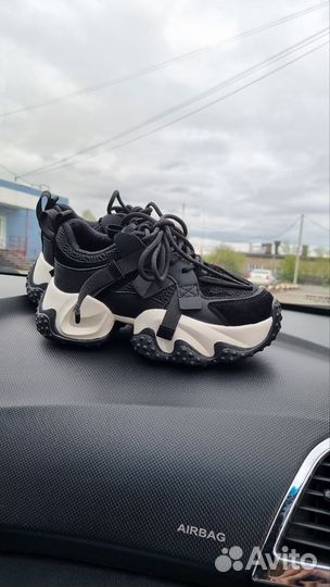 Кроссовки женские