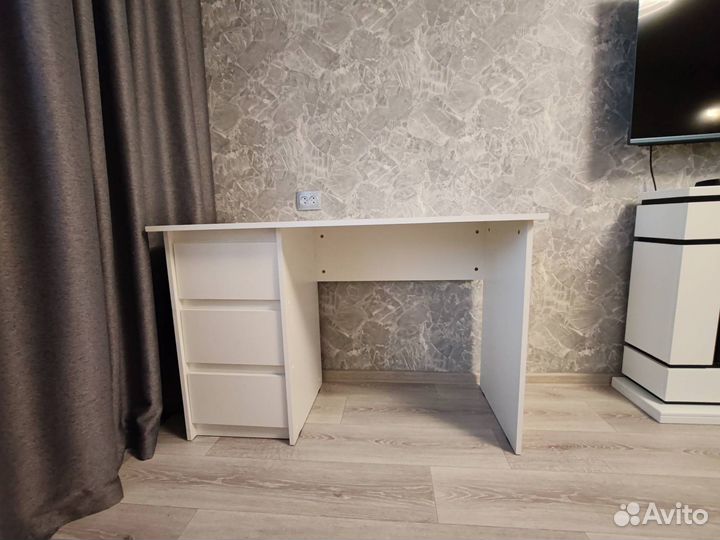 Письменный стол белый с ящиками