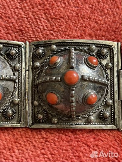 Серебряный браслет с кораллами