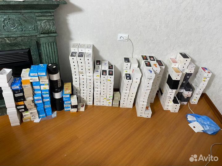 Коробки iPhone разных моделей