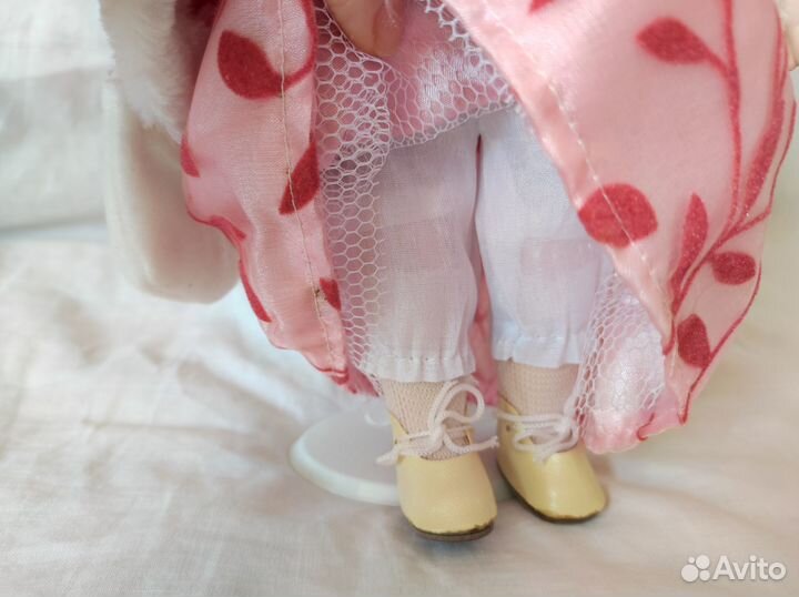 Кукла фарфоровая