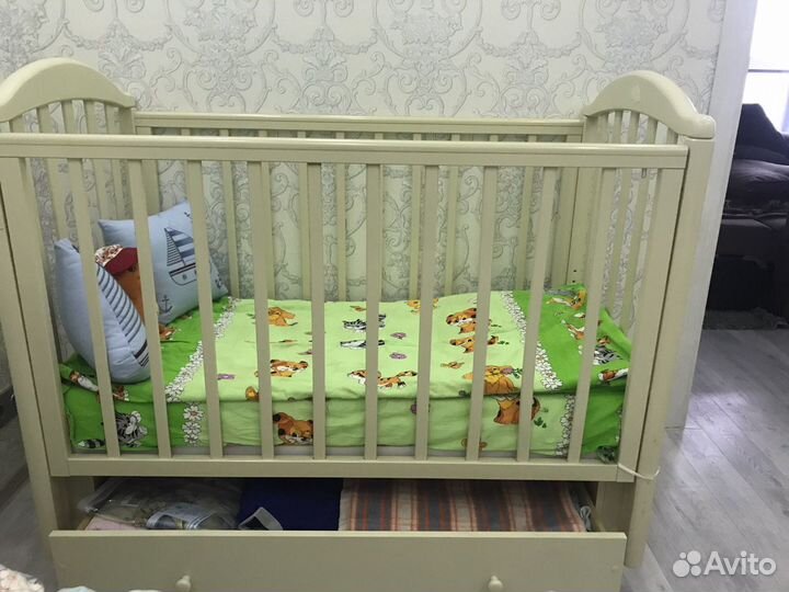 Детская кроватка с маятником и комодом Лель