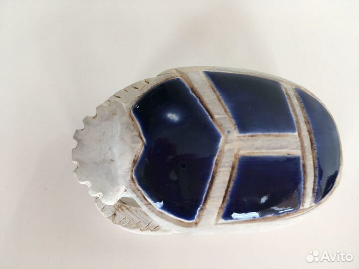 Большие и малые керамические жук-скарабеи. Египет