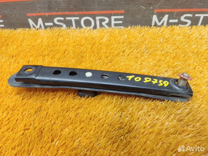 Направляющая ремня безопасности передняя правая