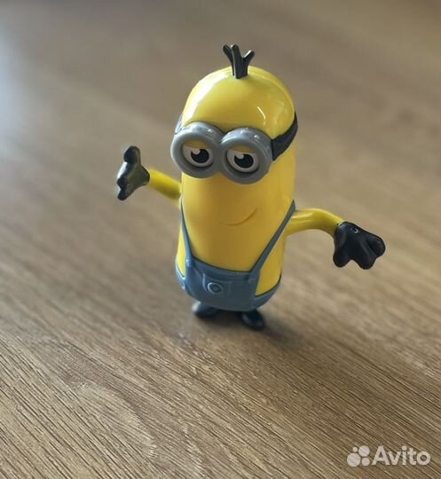 Игрушки из киндера миньон и пингвин