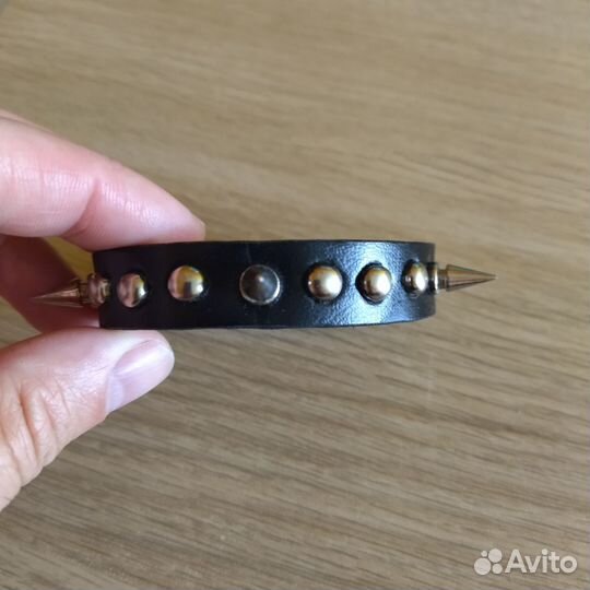 Браслет с шипами