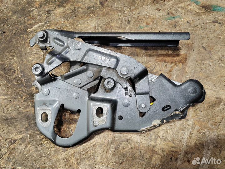 Петля капота правая Volkswagen Touareg 3 2019