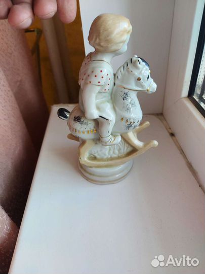 Фарфоровые статуэтка СССР мальчик на лошадке зхк
