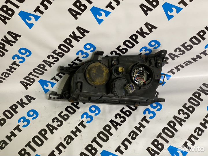 Фары на toyota avensis t 220