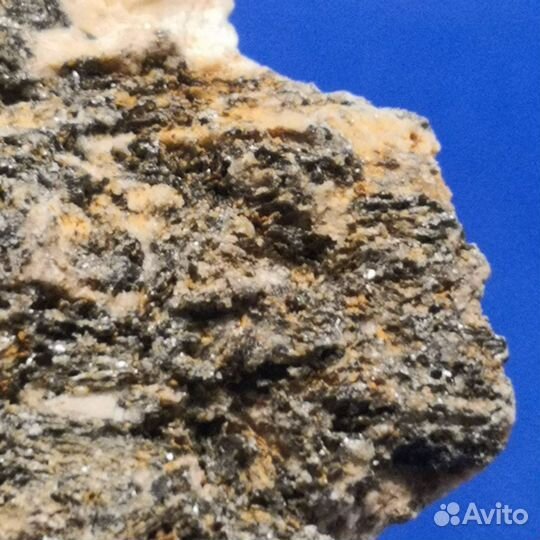 Уралит и хлорит на кристаллах альбита