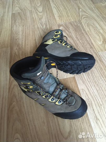 Треккинговые ботинки lowa camino