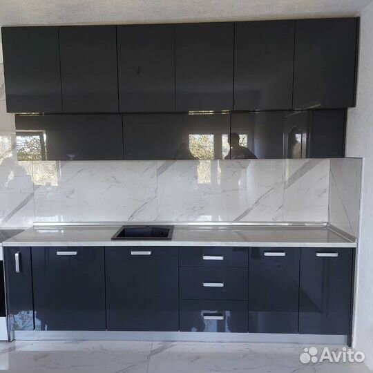 Кухня прямая новая с антресольным верхом