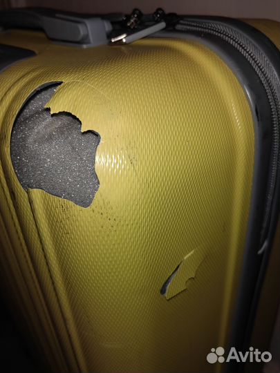 Чемодан на колесах пластиковый бу