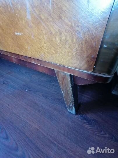 Старинный бельевой шкаф с зеркалом