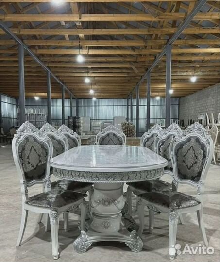 Обеденный стол со стульями