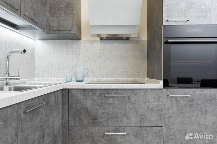 Угловая кухня под потолок на заказ