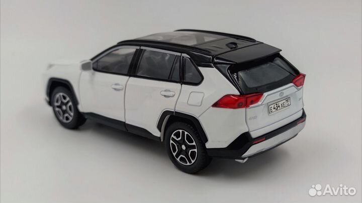 Машинка металлическая Toyota Rav4