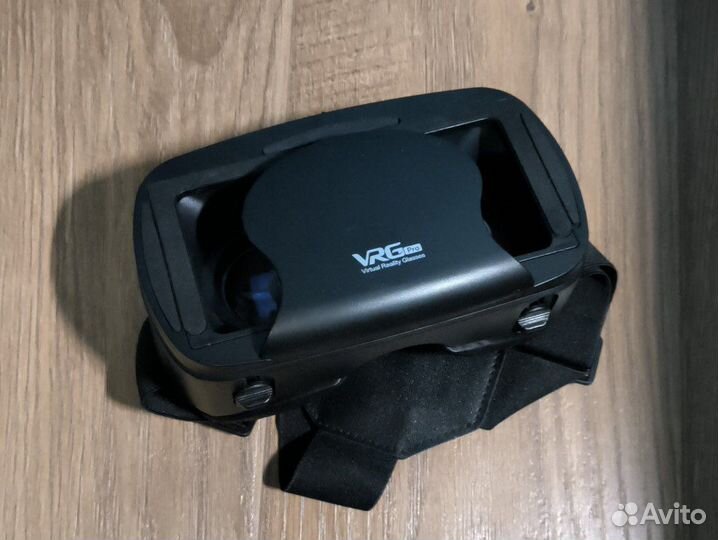 Очки виртуальной реальности с джойстиками