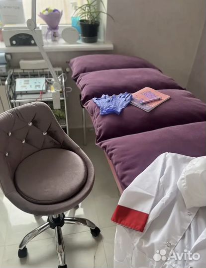 Стулья новые на колесах