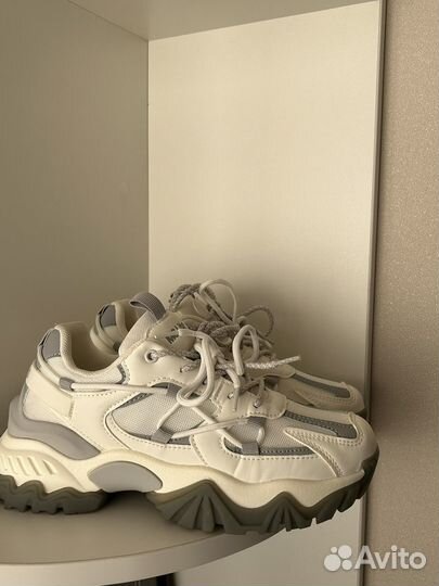 Кроссовки женские