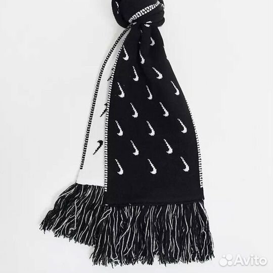 Трендовый шарф Nike Swoosh