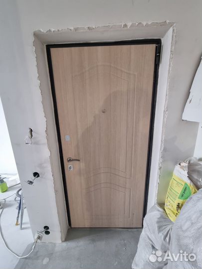 Продам входную, металлическую дверь с новостройки
