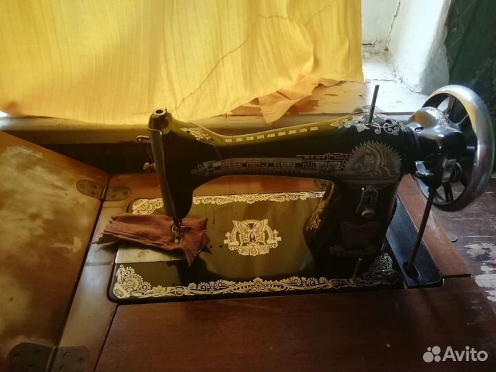 Старинная швейная машинка