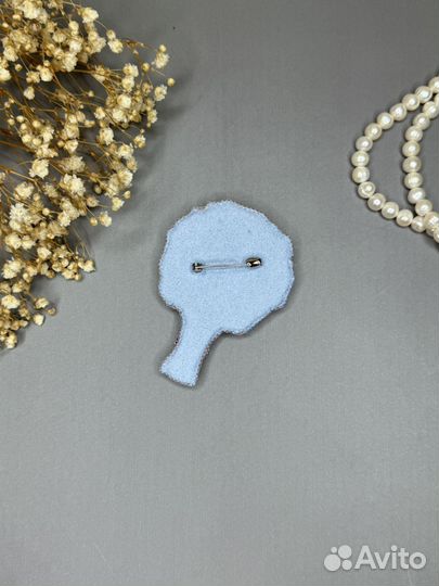 Брошь ручной работы из бисера