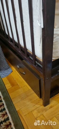 Детская кроватка с маятником и ящиком