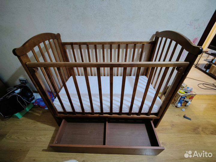 Детская кроватка с поперечным маятником и матрасом
