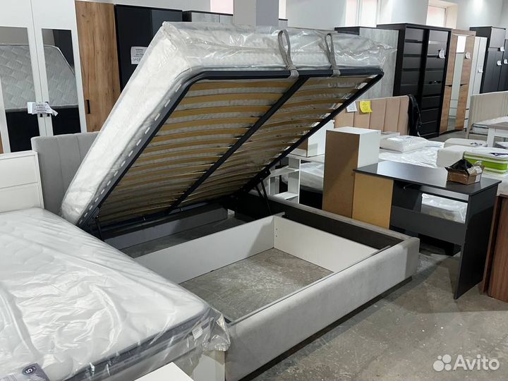 Кровать двуспальная парящая 160х200 см