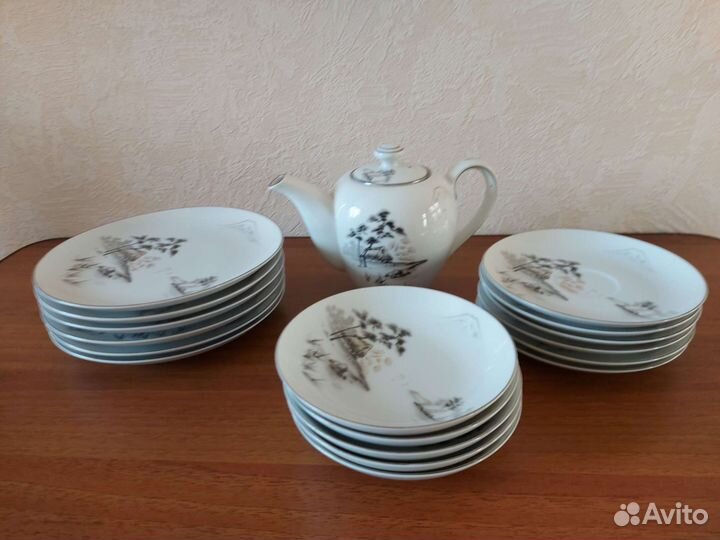 Столовый набор тарелок
