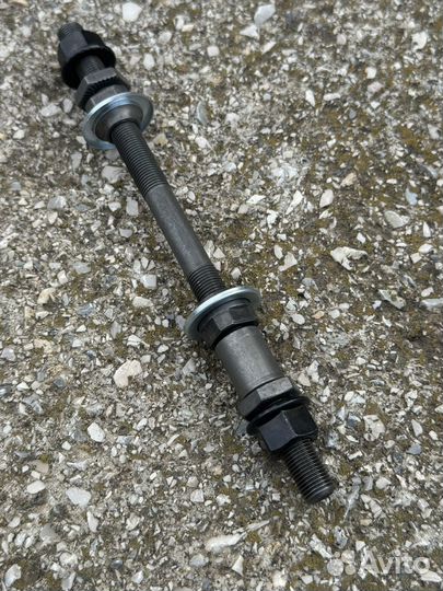 Ось заднего колеса спортивная под гайки 180мм