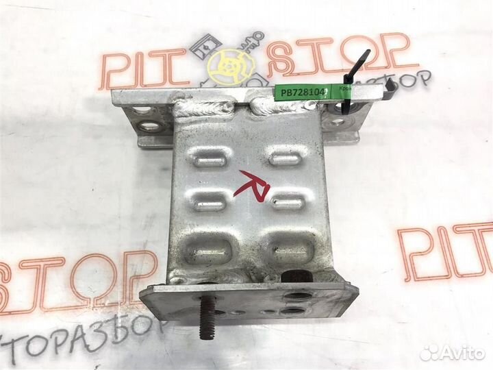 Кронштейн усилителя переденго бампера правый Toyo