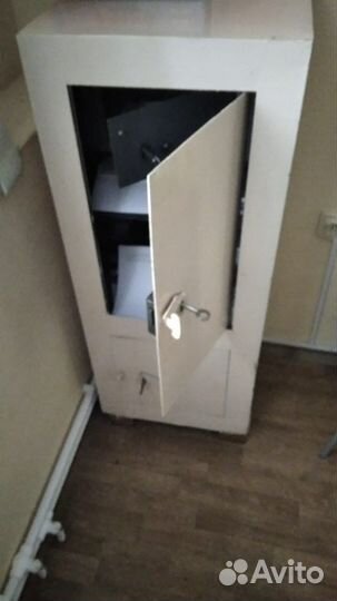 Сейф металлический