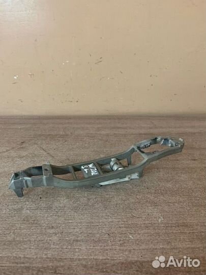 Кронштейн задней левой ручки Mercedes Benz W202