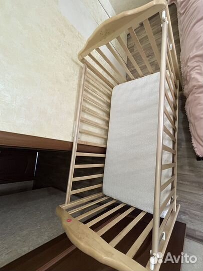 Детская кроватка с поперечным маятником