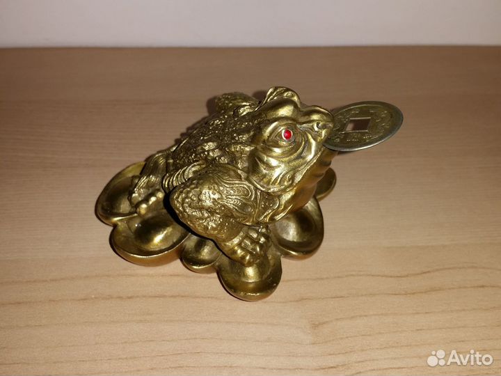 Денежная жаба на слитках, с капустой