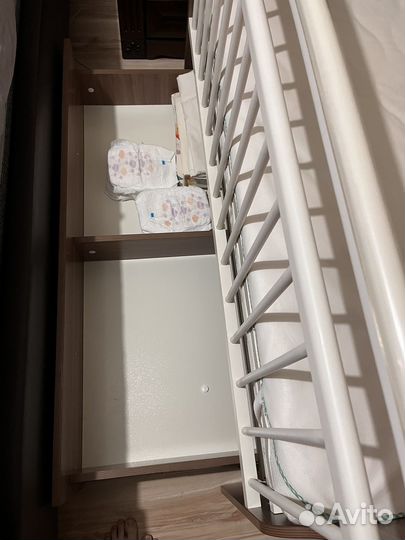 Детская кроватка с маятником