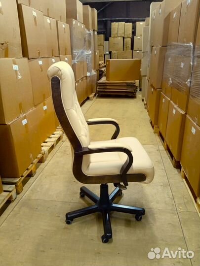 Офисное кресло до 200 кг кожа кремовая