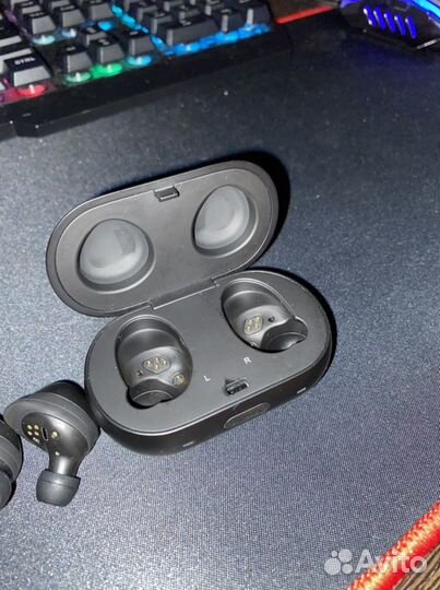 Беспроводные наушники Samsung SM-R140