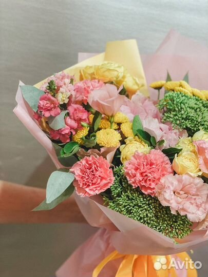 Яркий букет цветов из сборных цветов