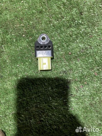 Датчик удара Toyota rav4