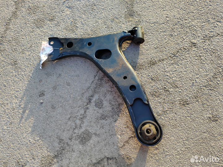 Правый рычаг Toyota corolla 120