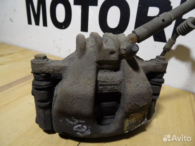 Суппорт передний правый Пежо 308