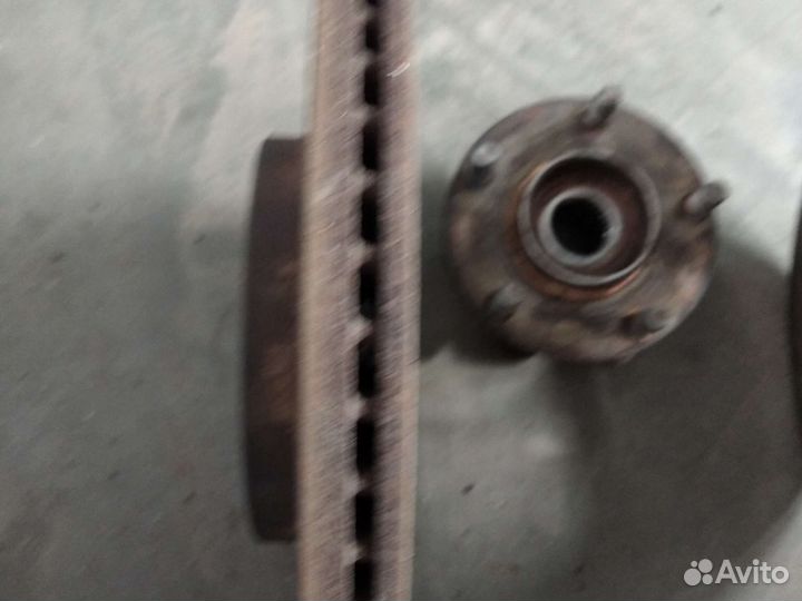 Передняя ступица и тормозные диски Ниссан тиана