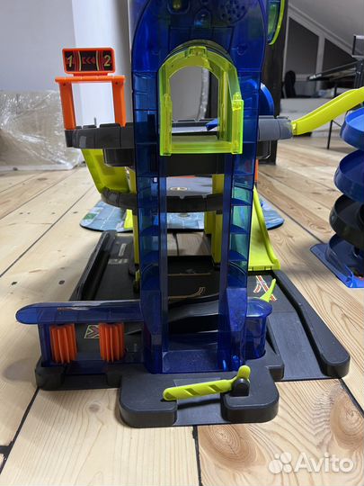 Большой гараж ELC, трек, парковка