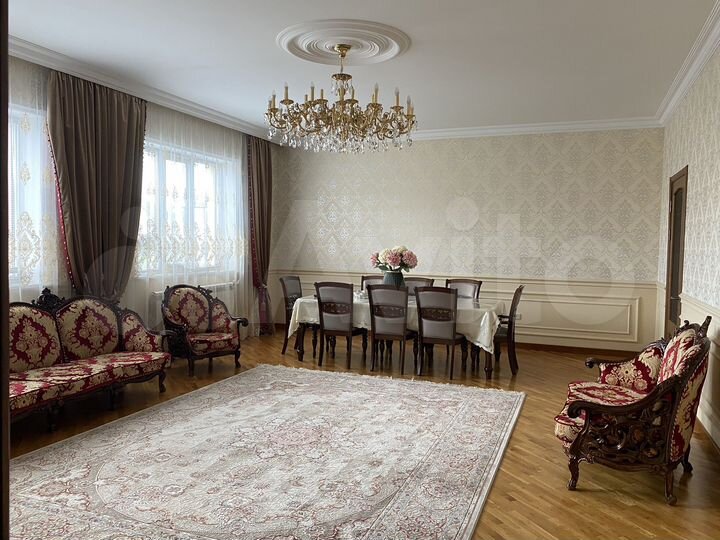 Дом 198 м² на участке 7,4 сот.